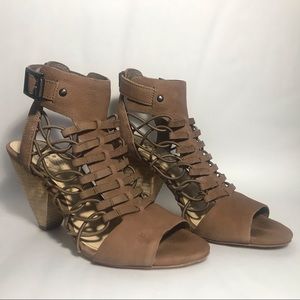 VINCE CAMUTO Evel Caged Sandal Medium Beige